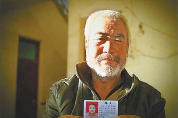 办理身份证可以披头发吗,重庆身份证可以披头发吗