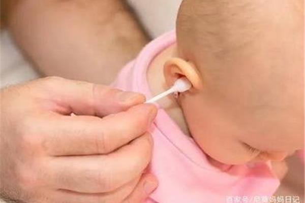 小婴儿可以掏耳屎吗,当心婴儿总是抓挠头和耳朵