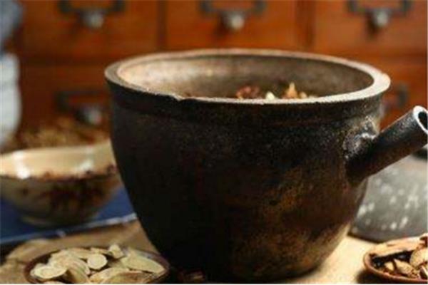 为什么禁止用不锈钢锅煮中药,而全自动中药煎药机是一体机?